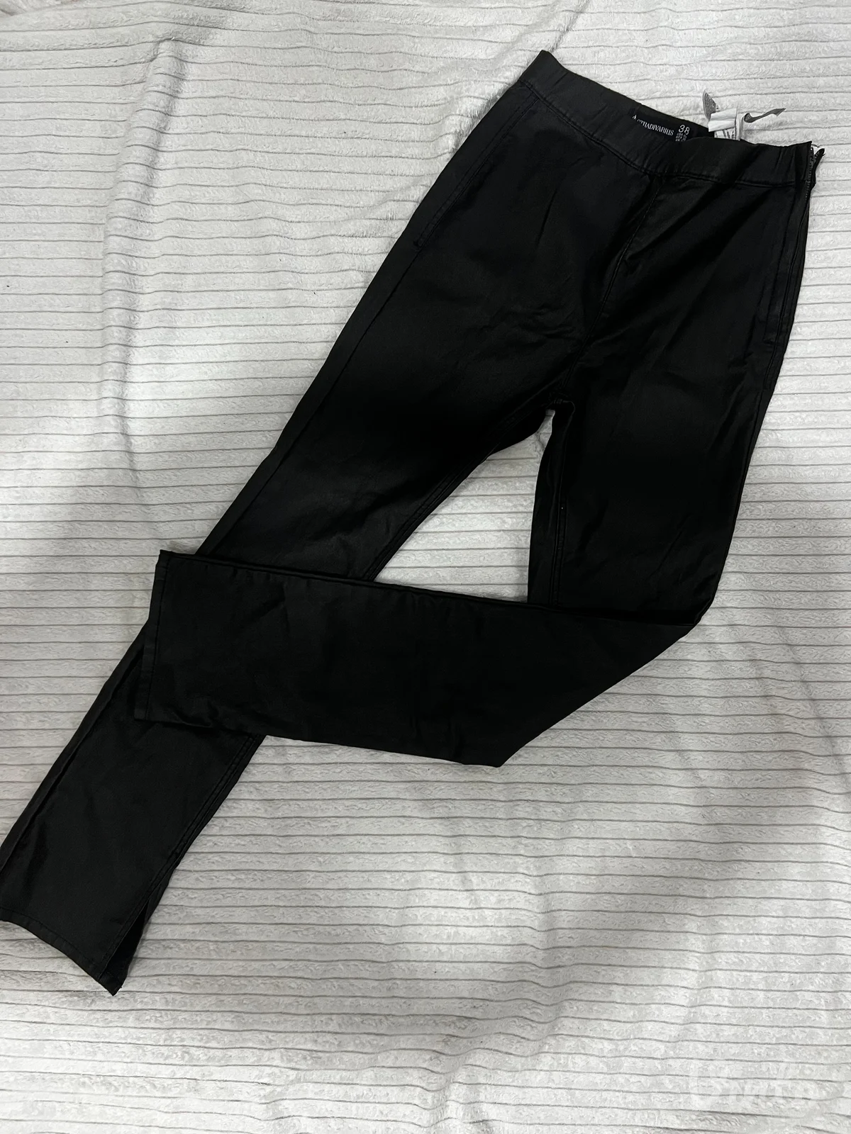 Stradivarius crne pantalone sa kožnim efektom