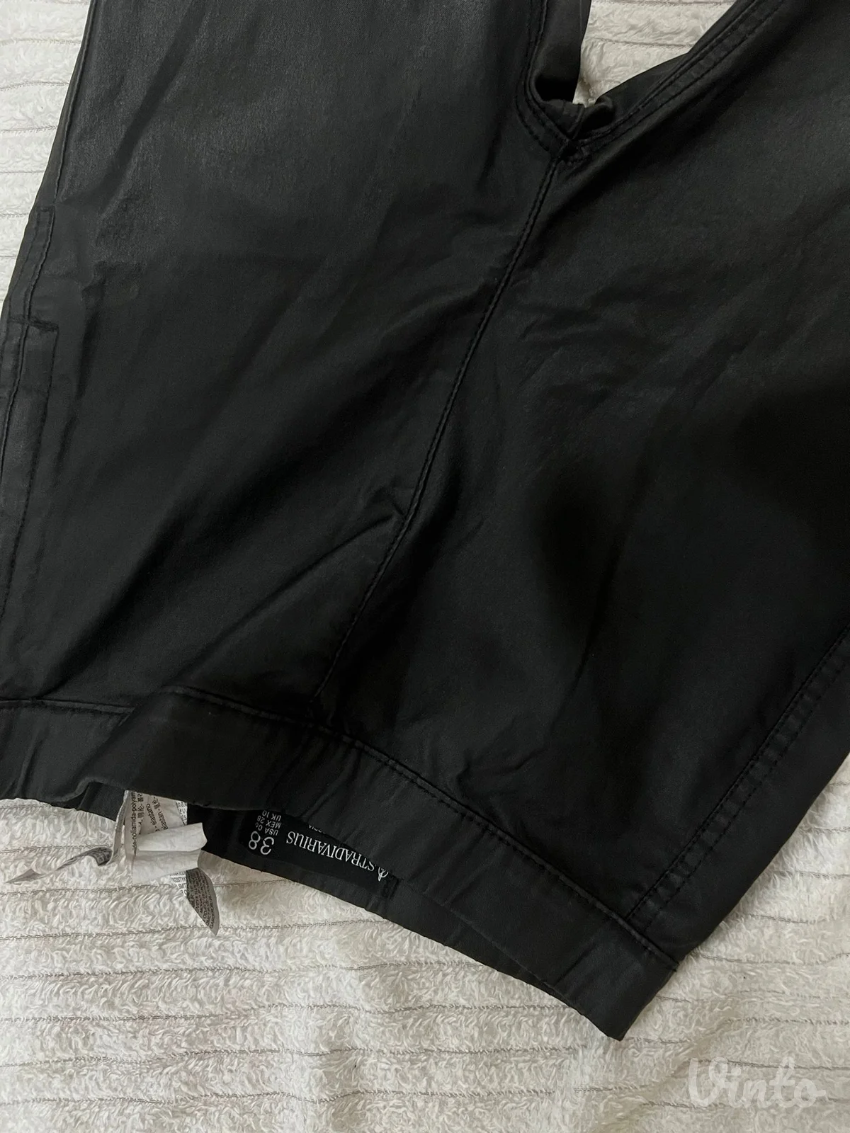 Stradivarius crne pantalone sa kožnim efektom