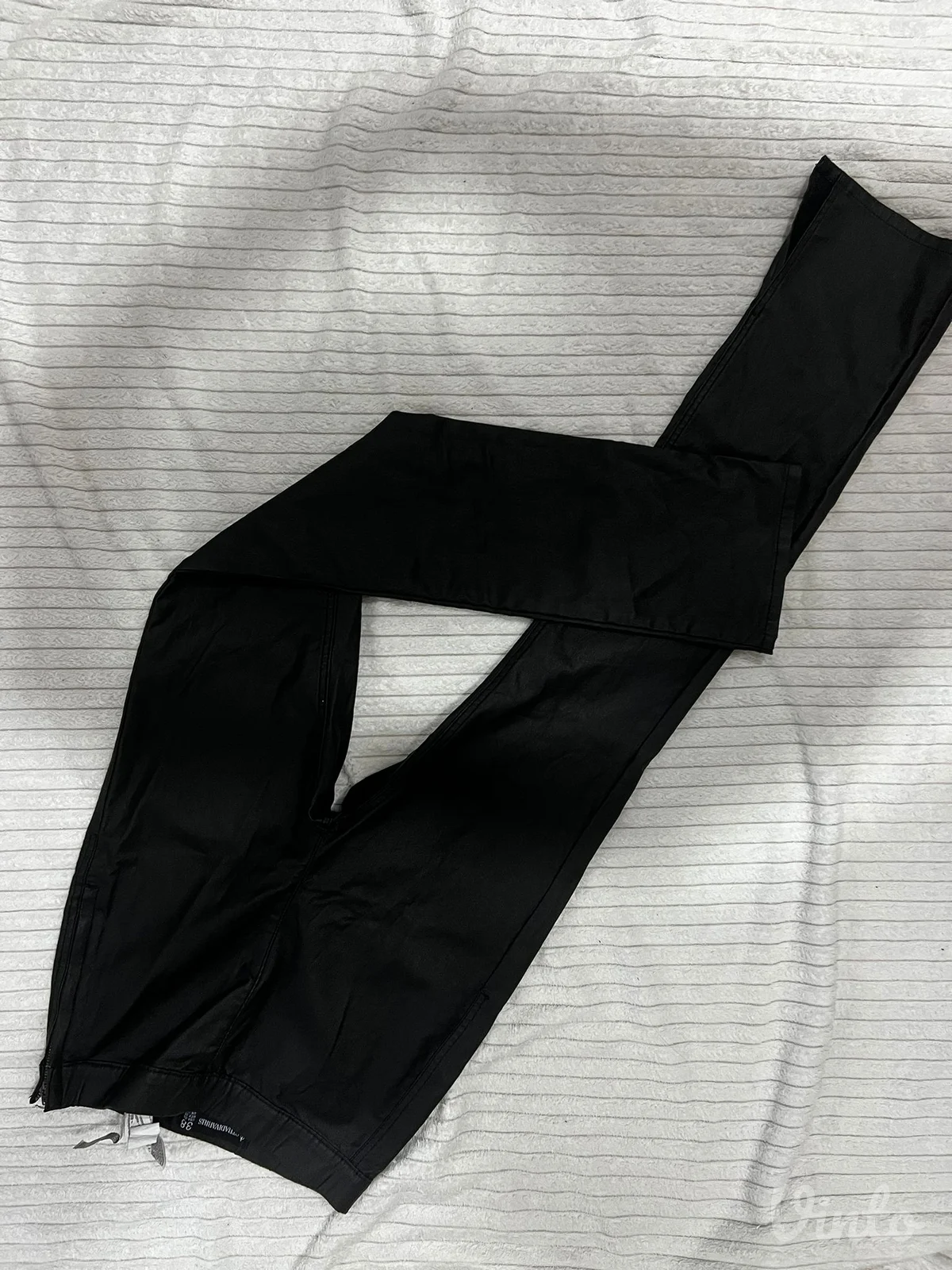 Stradivarius crne pantalone sa kožnim efektom