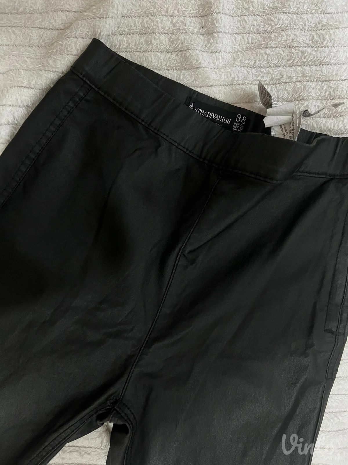 Stradivarius crne pantalone sa kožnim efektom