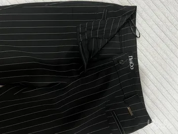 Naco crne pantalone na pruge