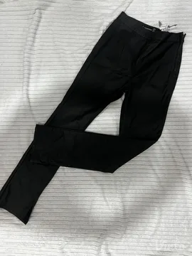 Stradivarius crne pantalone sa kožnim efektom