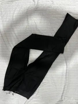 Stradivarius crne pantalone sa kožnim efektom