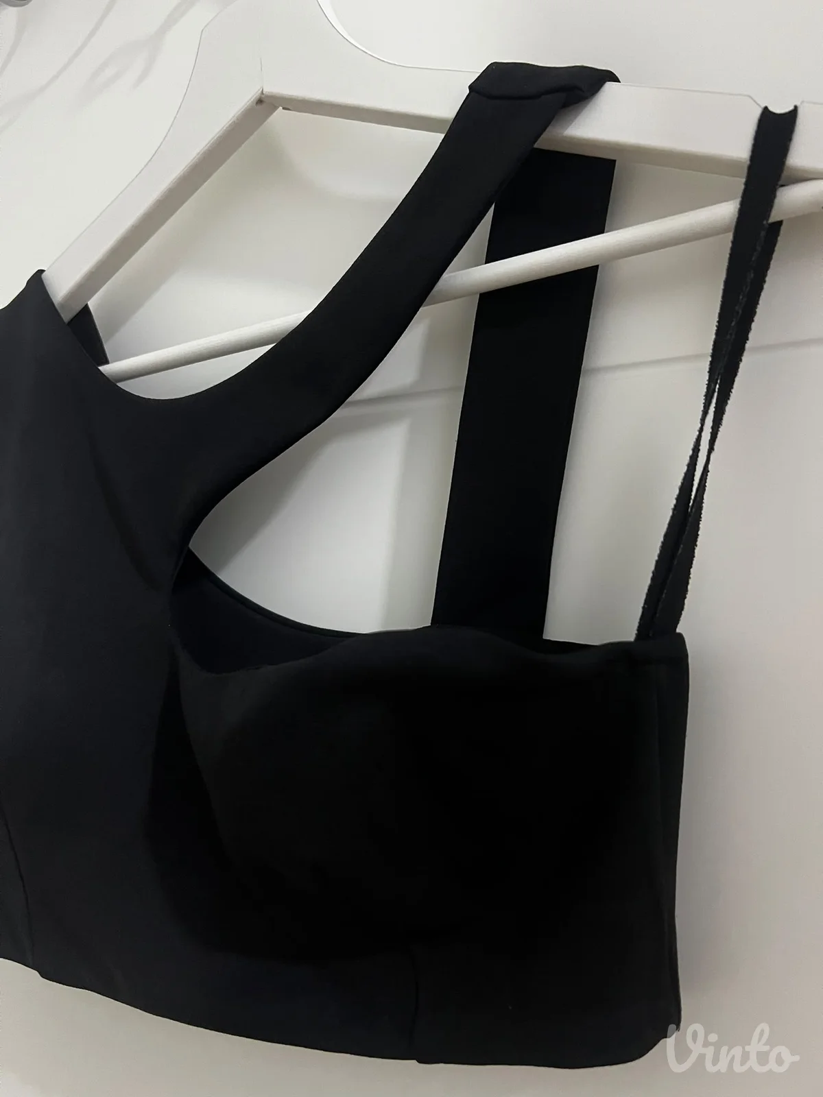 Crni crop top