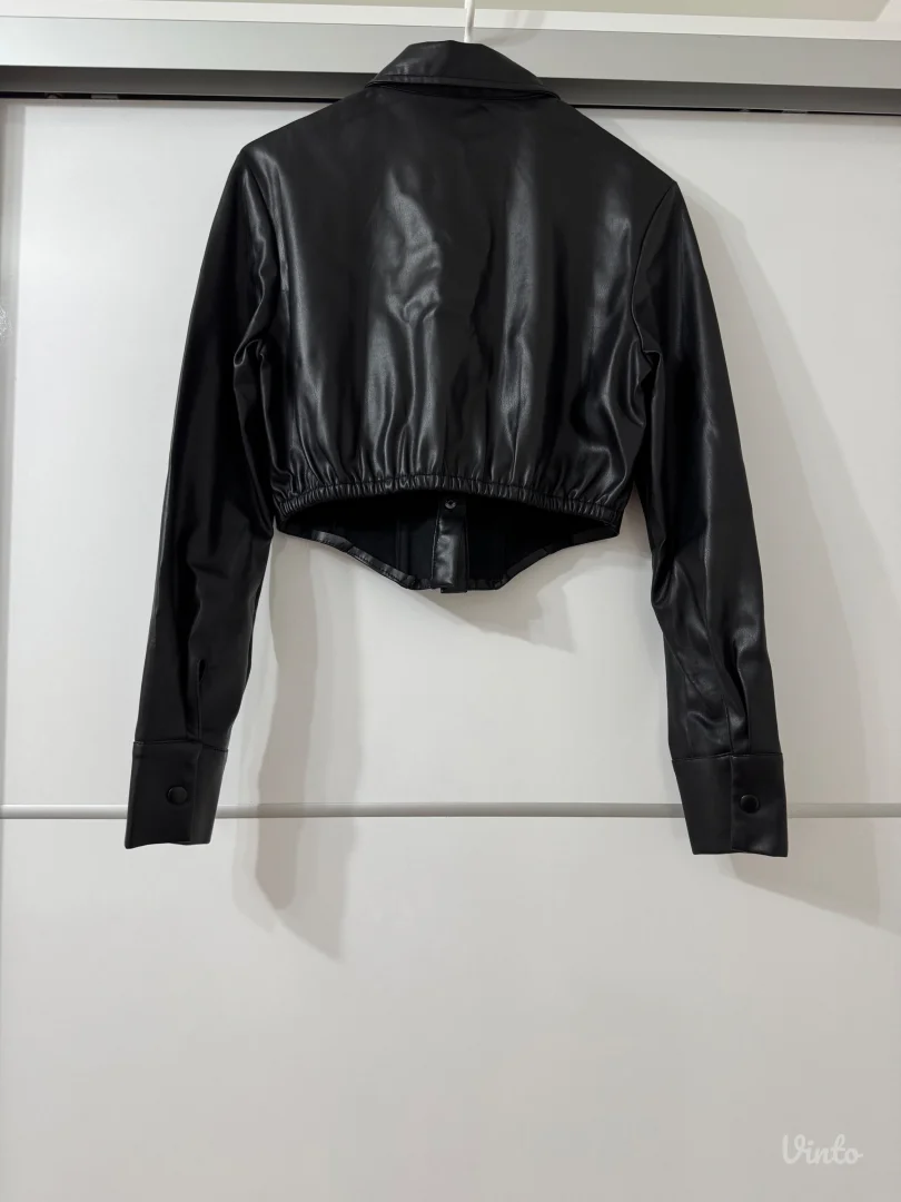 Bershka kozna jakna nova