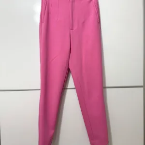 Stradivarius nove roze pantalone