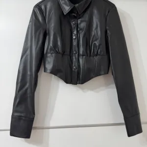 Bershka kozna jakna nova