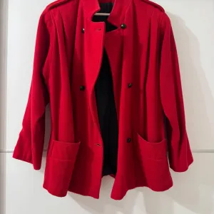 Zara novi crveni kaput