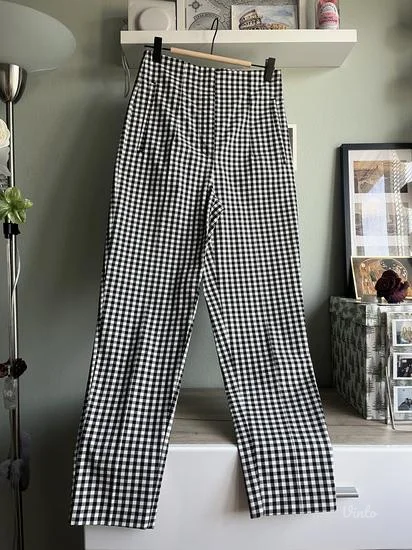 Zara pantalone na crtu