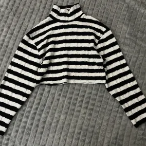 Zara džemper na pruge crop top