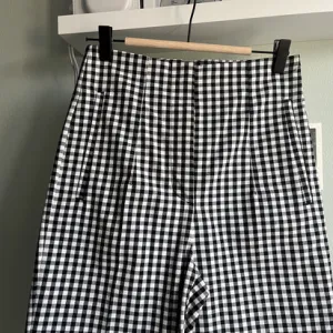 Zara pantalone na crtu