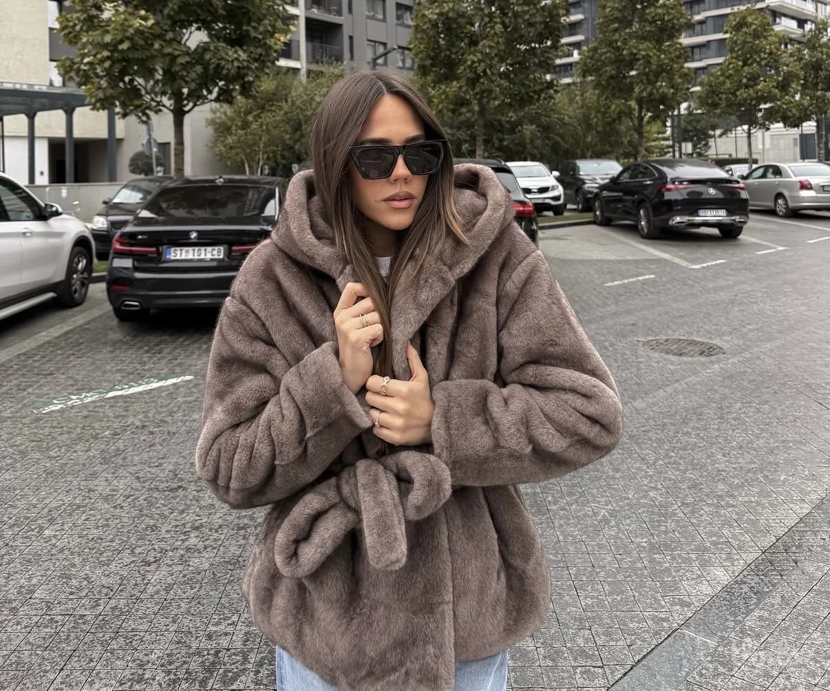 Elegantna kratka bunda sa pojasom – kao nova