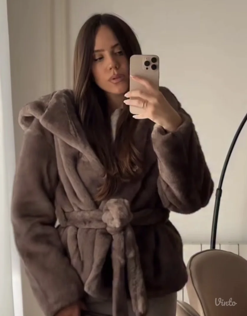 Elegantna kratka bunda sa pojasom – kao nova