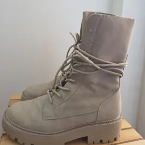 Stradivarius - bež čizme