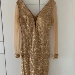 Šljokičava kratka haljina