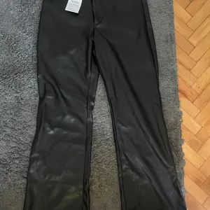 ZARA-kozne pantalone-sa etiketom