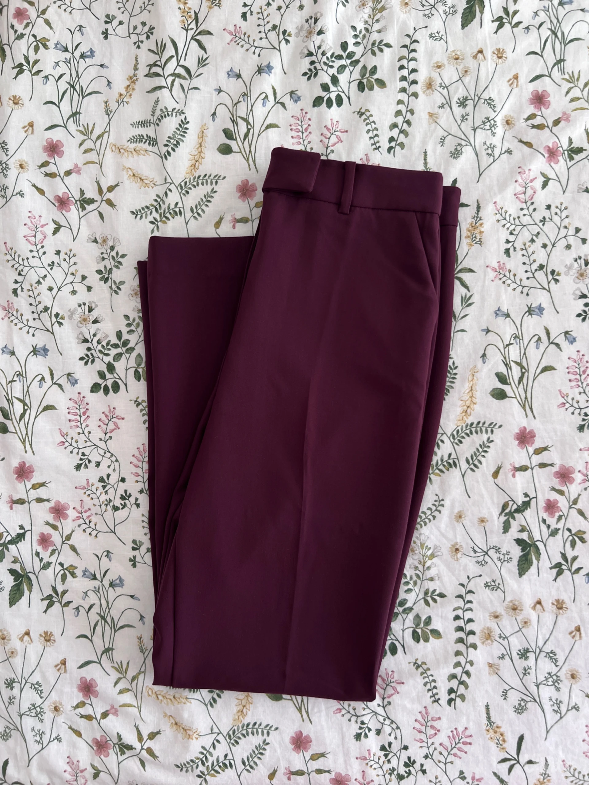 Reserved zvonaste pantalone na crtu XL