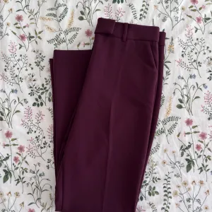 Reserved zvonaste pantalone na crtu XL