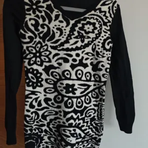 Crno-beli džemper tunika M veličina