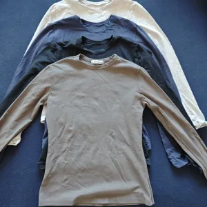 Četiri pamučne majice dugih rukava u S veličini