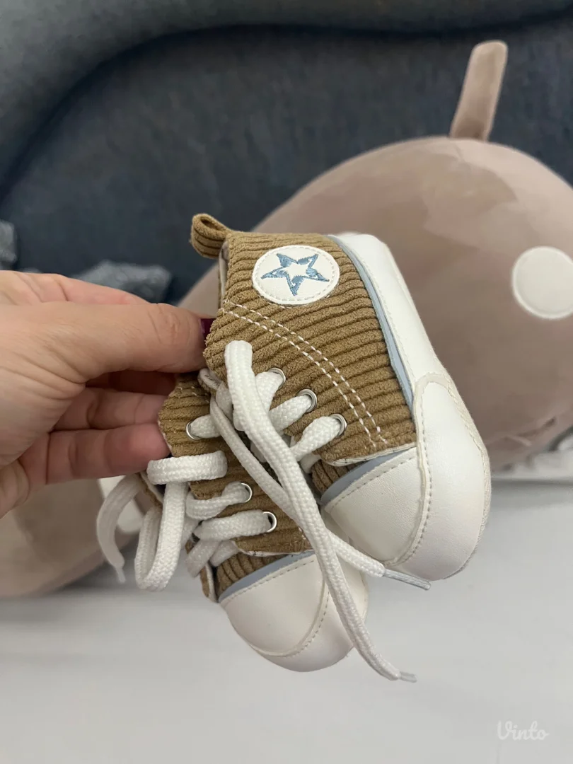 Obuca za bebu nehodajuca