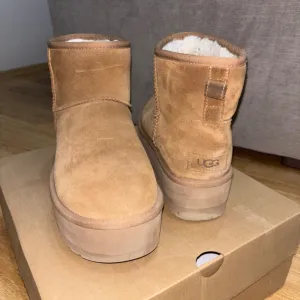 UGG CLASSIC MINI PLATFORM