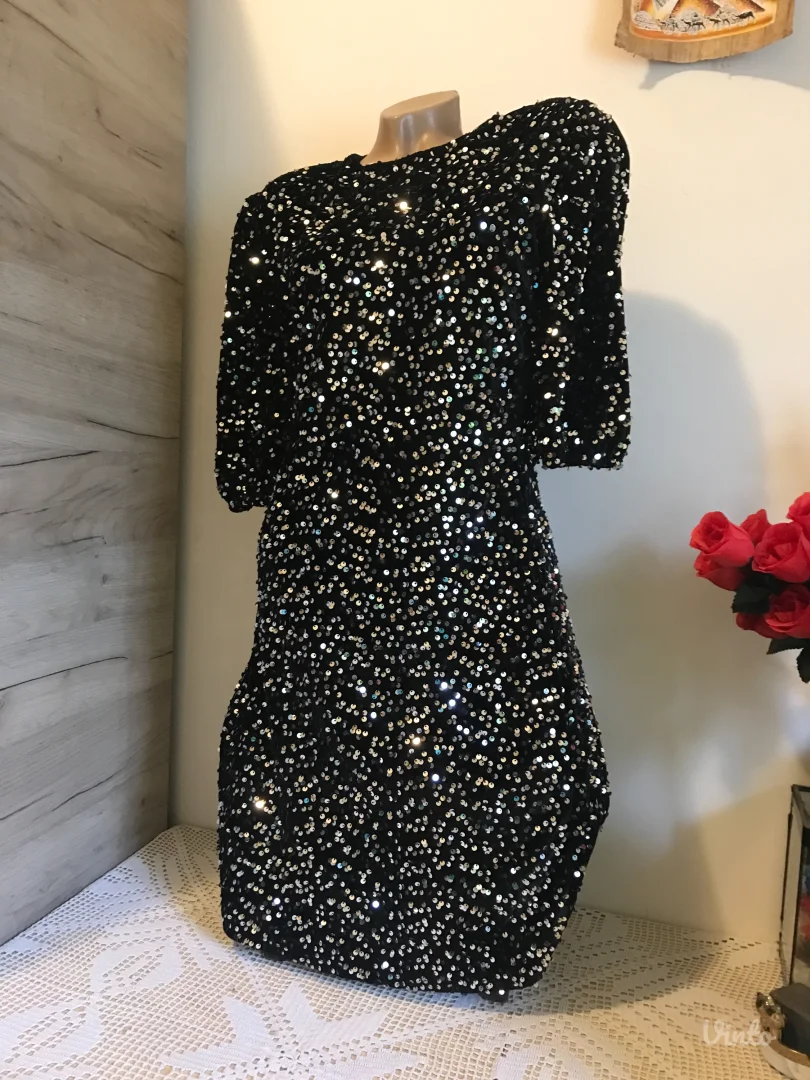 Nova crna plisana sa sljokicama kratki rukavi S/M