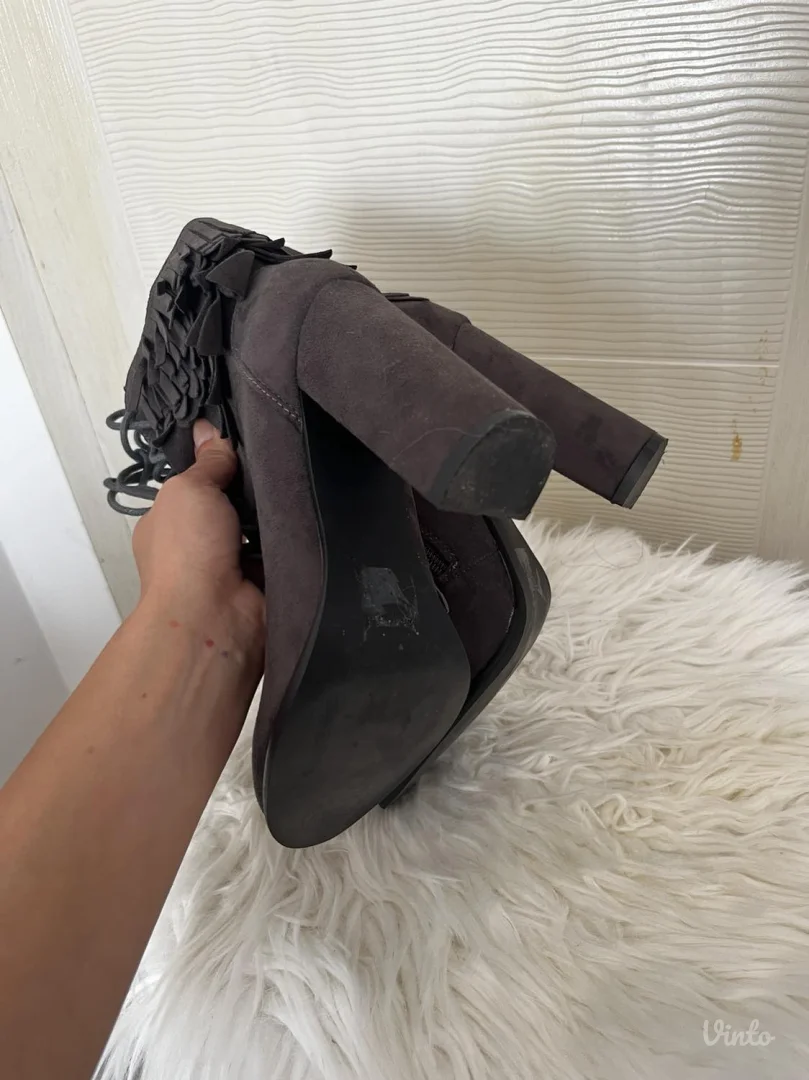 AKCIJA Sive cizmice 36