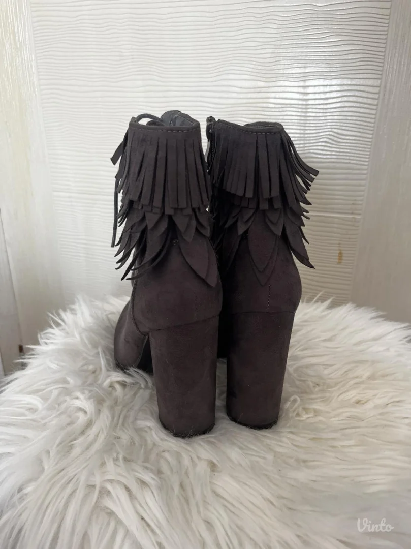 AKCIJA Sive cizmice 36