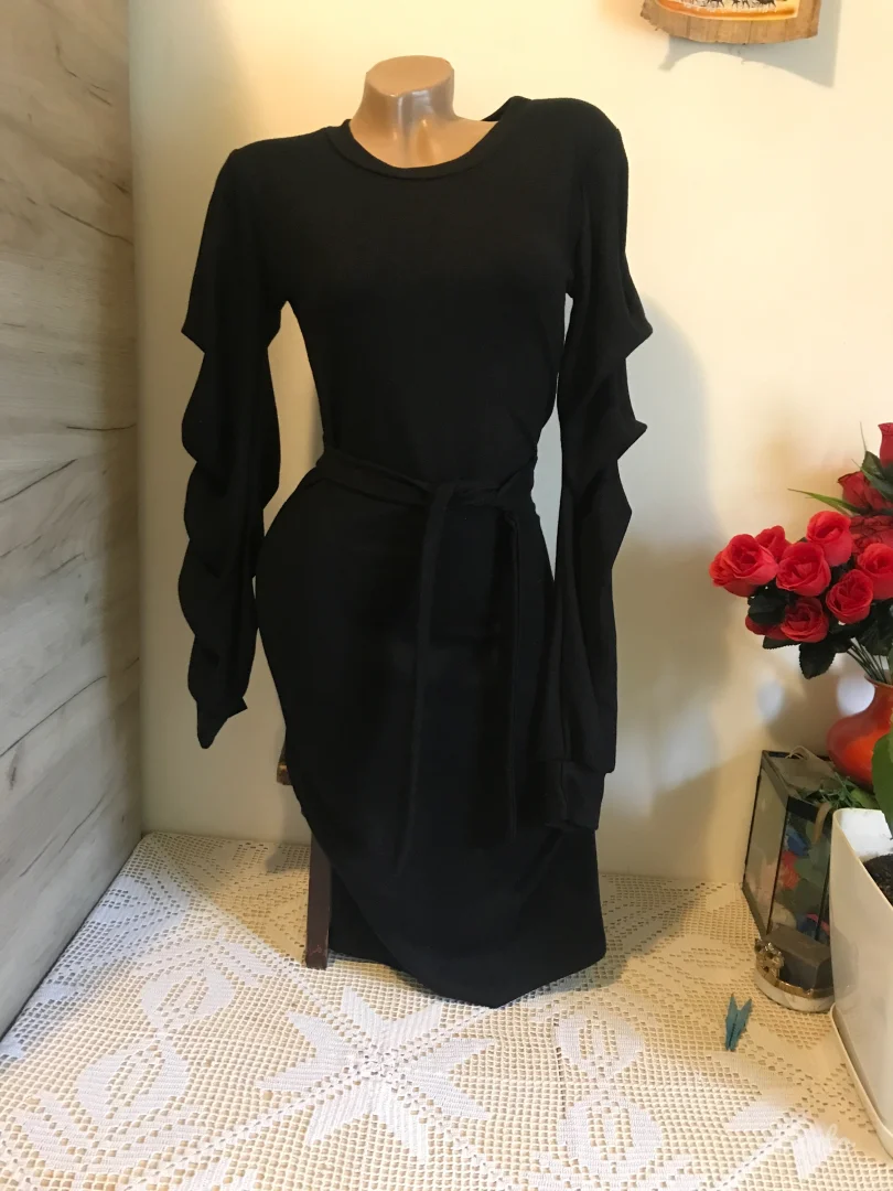 Nova M crna naborani rukavi i kais S/M