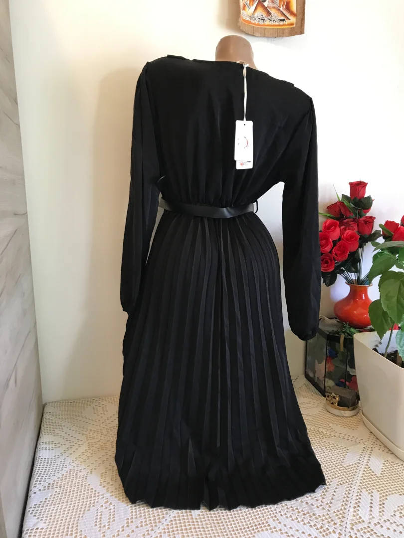 Nova M crna sa plisiranim i karnerom S/M