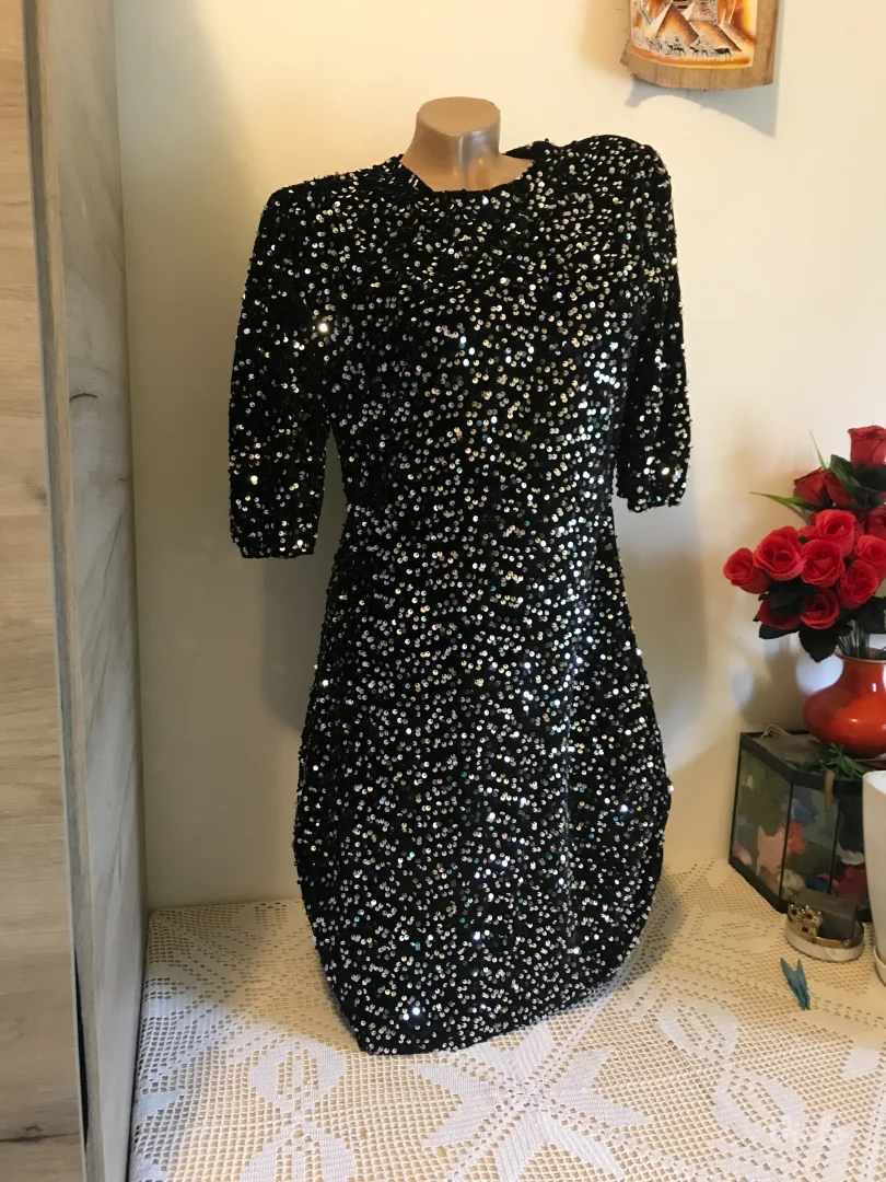 Nova crna plisana sa sljokicama kratki rukavi S/M