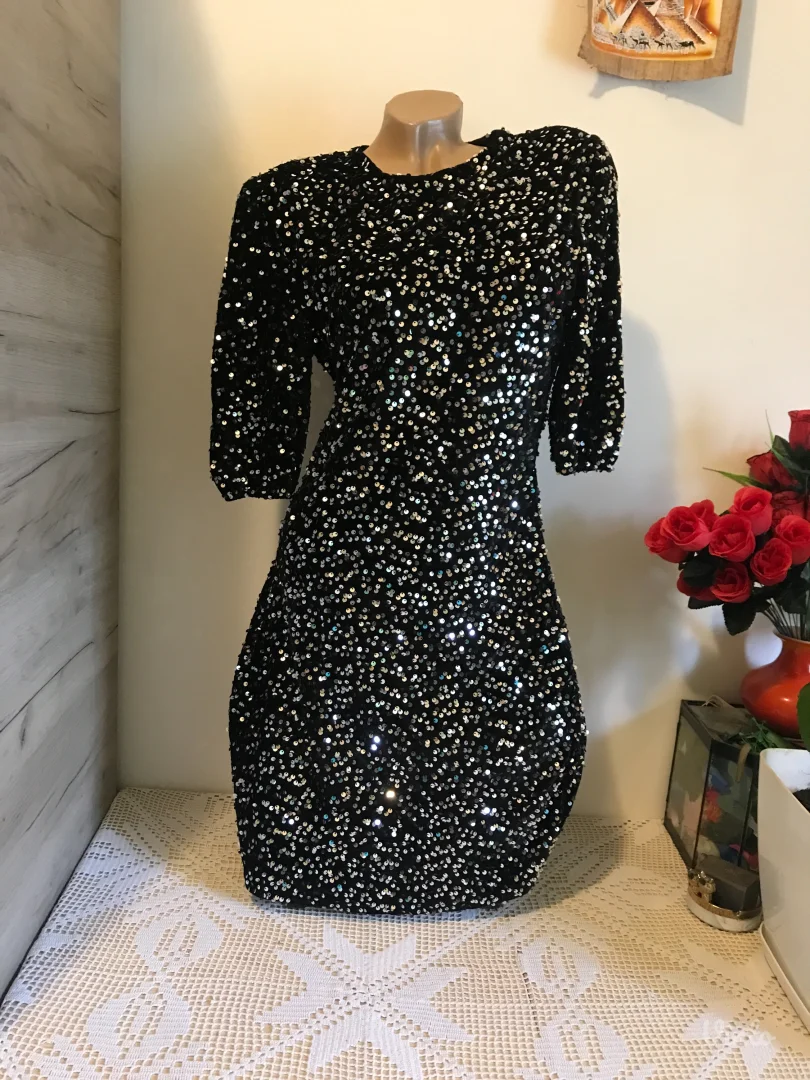 Nova crna plisana sa sljokicama kratki rukavi S/M