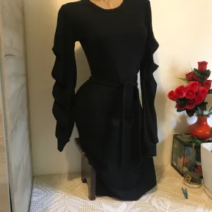 Nova M crna naborani rukavi i kais S/M