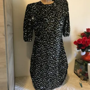 Nova crna plisana sa sljokicama kratki rukavi S/M