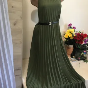 Nova Vanis zelena plisirana sa cvetom S/M