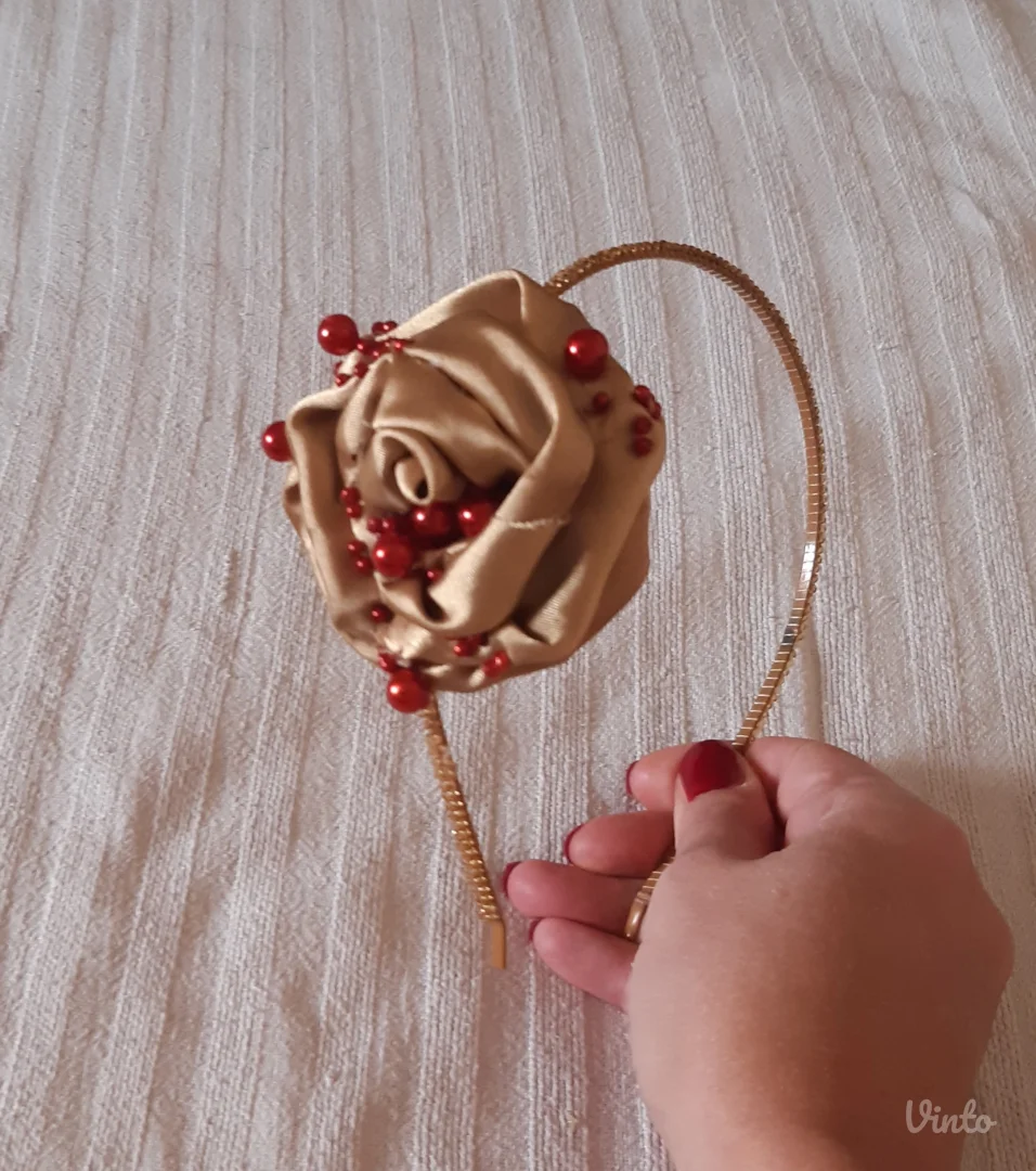 Ukrasna rajf-traka za kosu sa cvetom