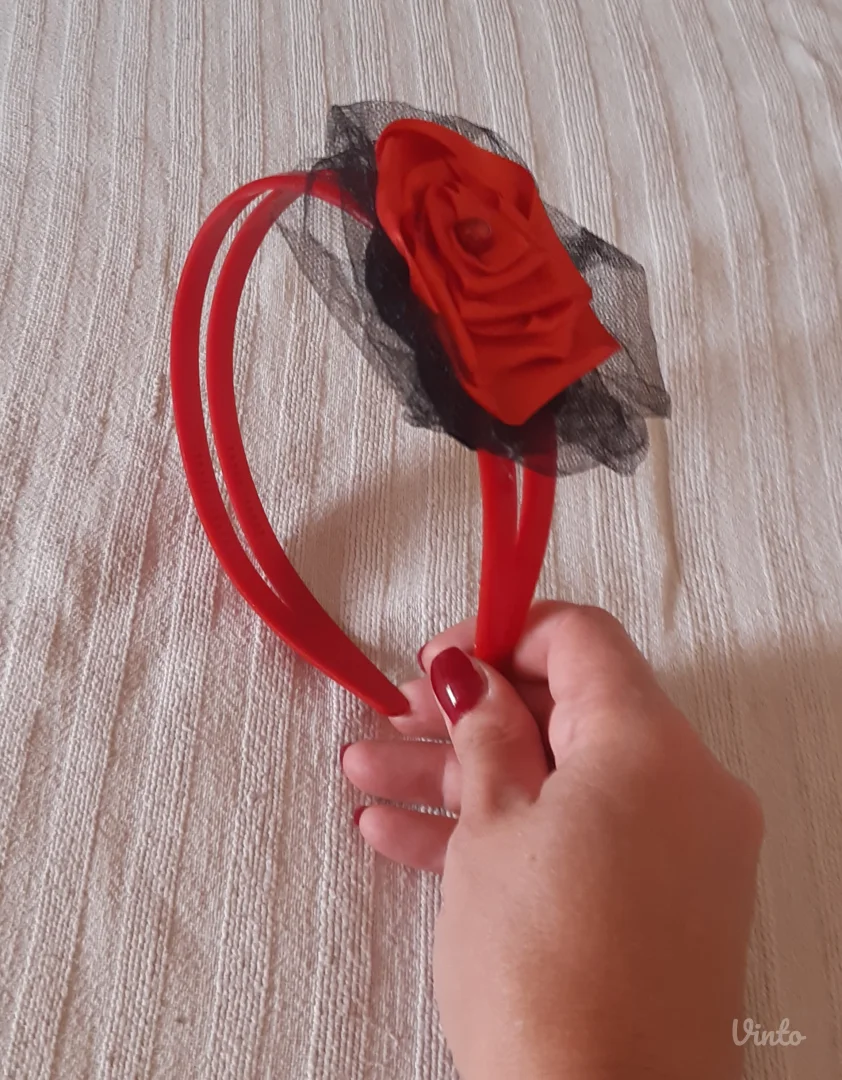 Crvena dvostruka traka/rajf za kosu sa ručno rađenim ukrasom