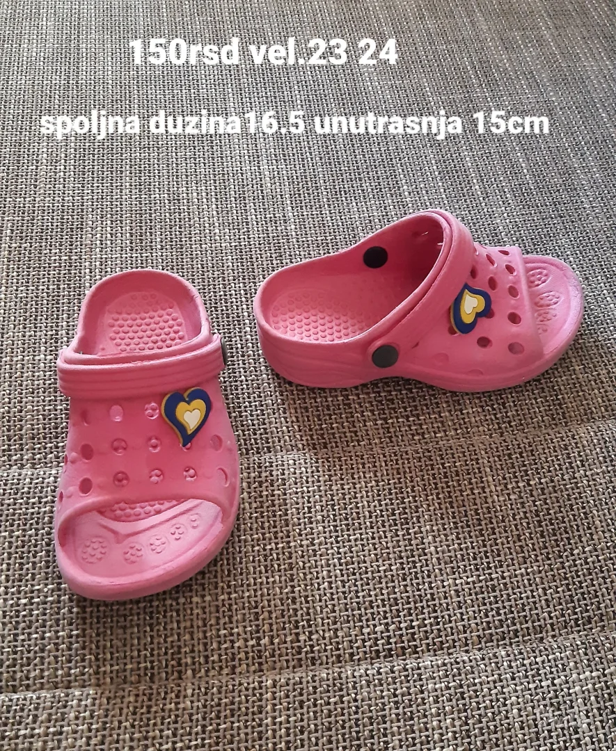Dečije klompe/sandale, roze boje sa srcem. Veličina: 23–24.