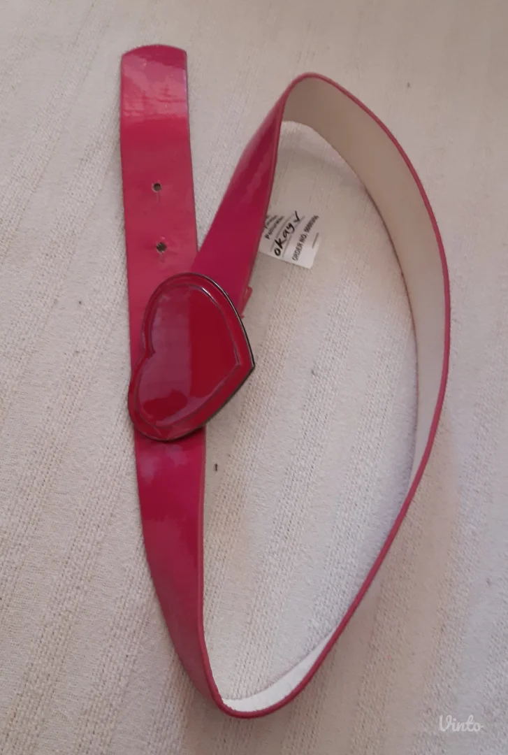 Ružičasti kaiš sa šnalom u obliku srca