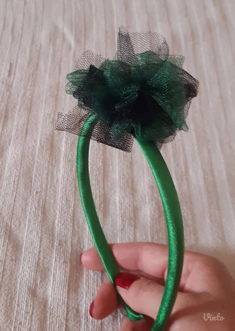 Zeleni rajf za kosu sa dekorativnim cvetom