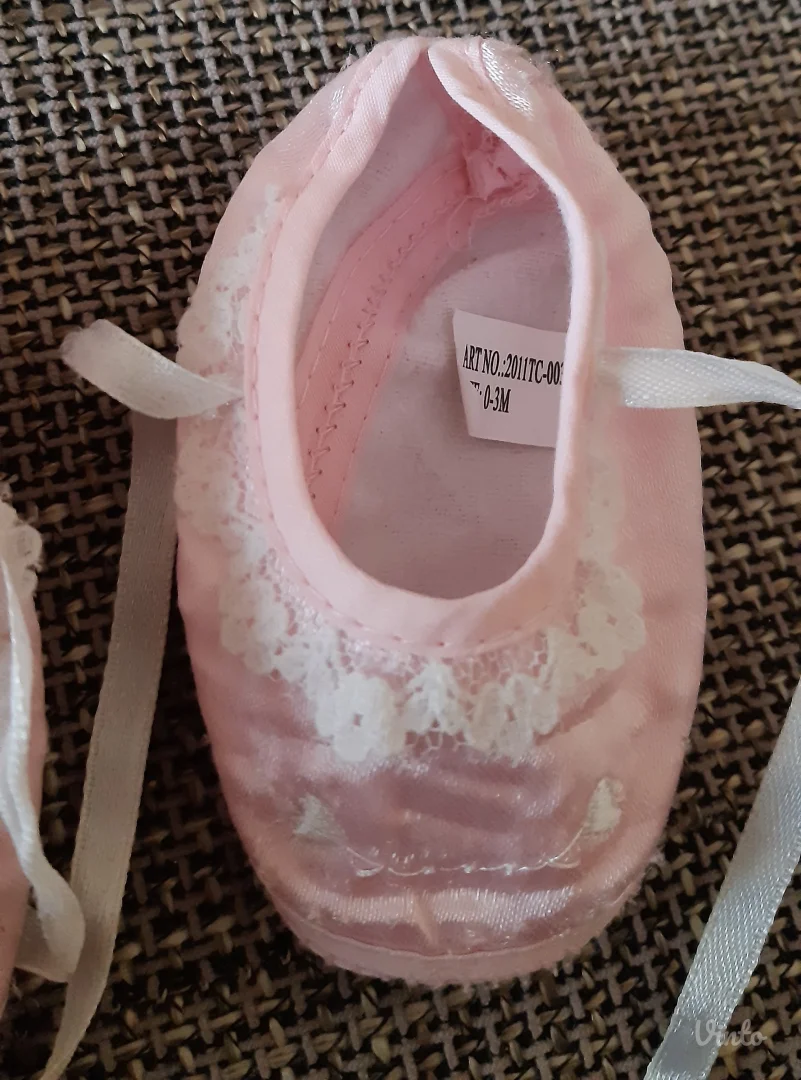 Bebi baletanke – roze, sa čipkanim detaljima i satenskim trakama