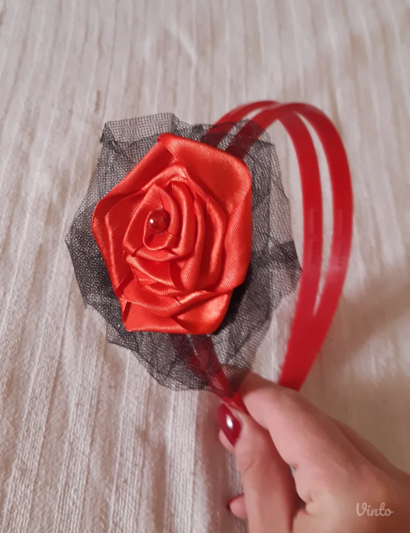 Crvena dvostruka traka/rajf za kosu sa ručno rađenim ukrasom