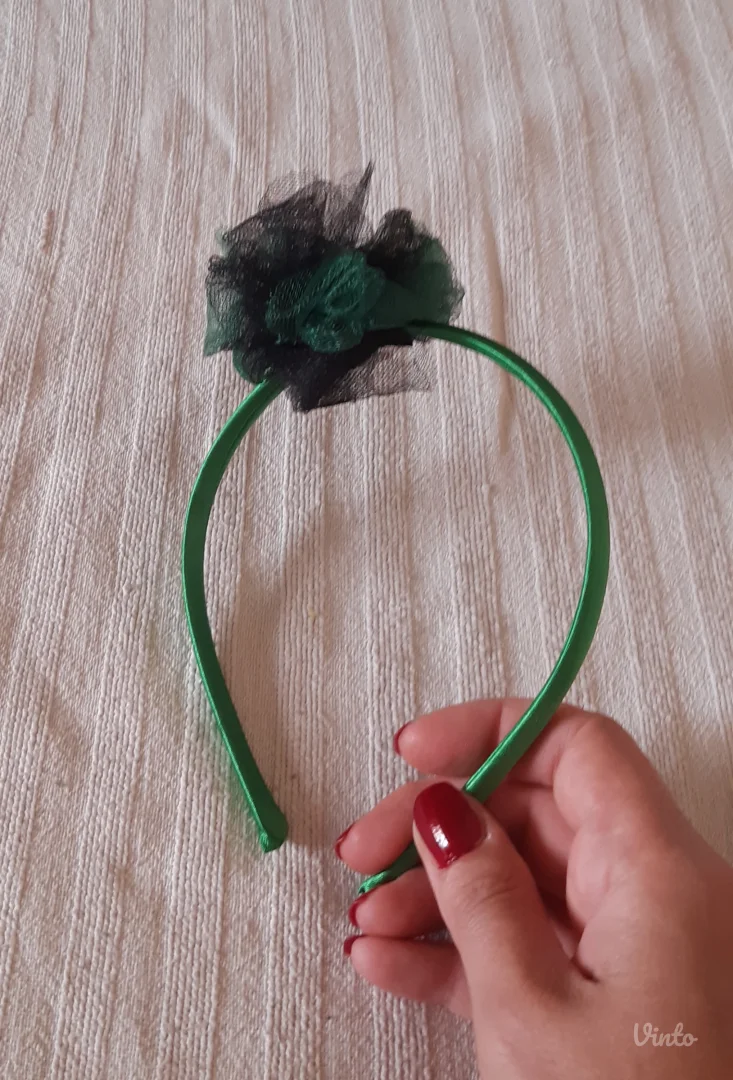 Zeleni rajf za kosu sa dekorativnim cvetom