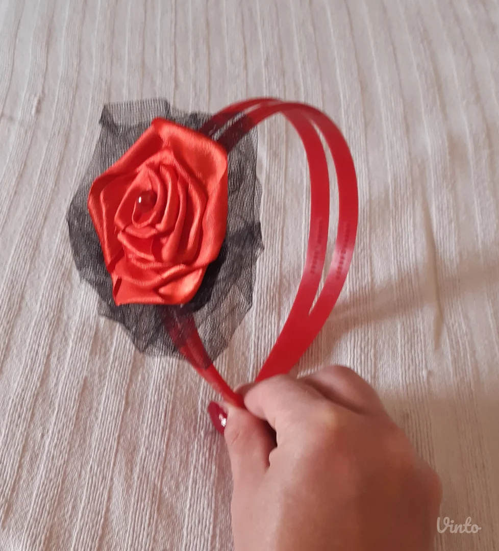 Crvena dvostruka traka/rajf za kosu sa ručno rađenim ukrasom