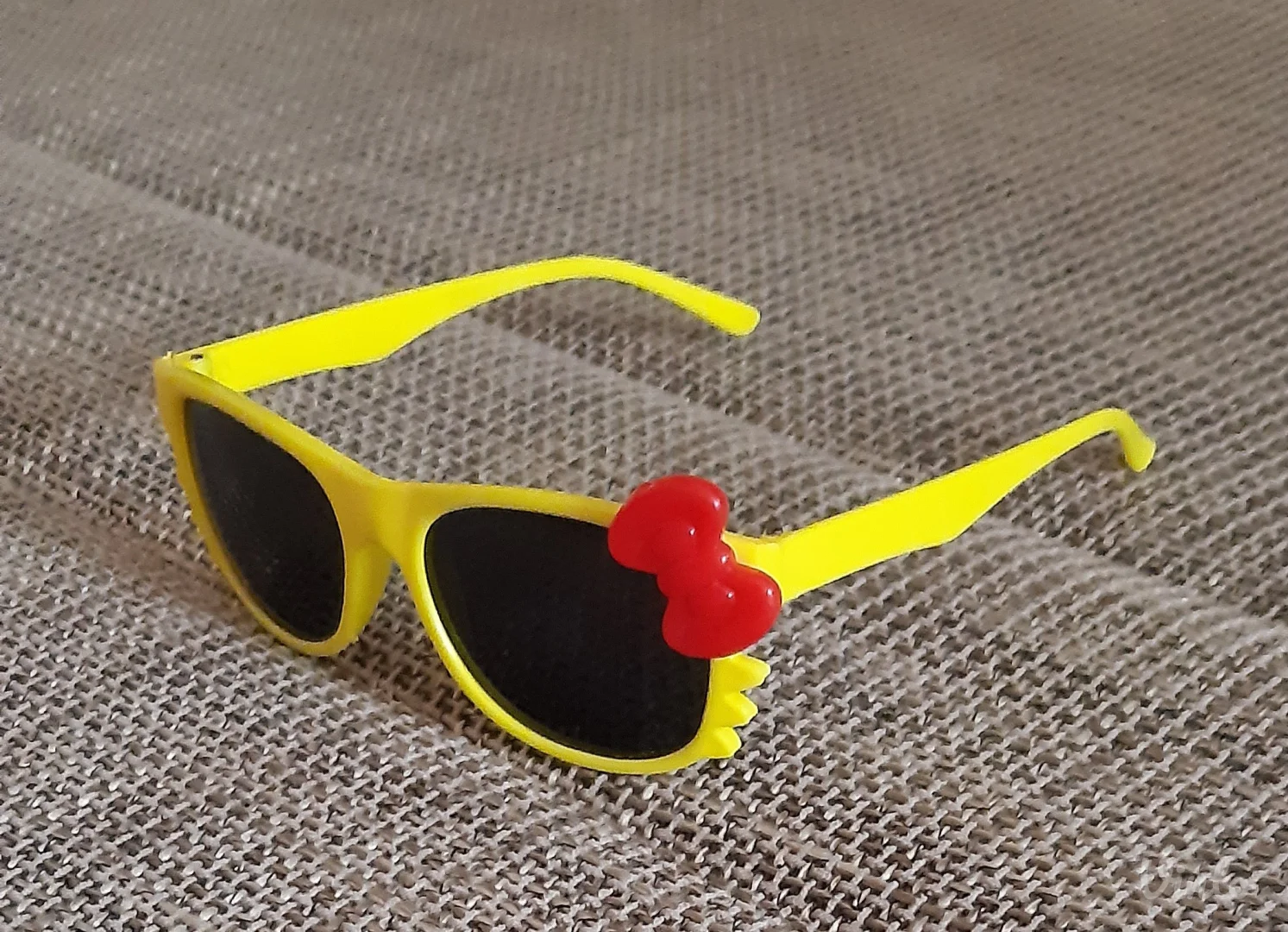 Dečije sunčane naočare – žute, sa crvenom mašnicom