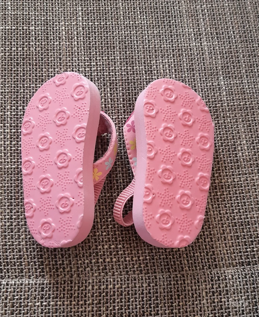 Dečije japanke – roze, sa šarenim leptirićima i cvetićima