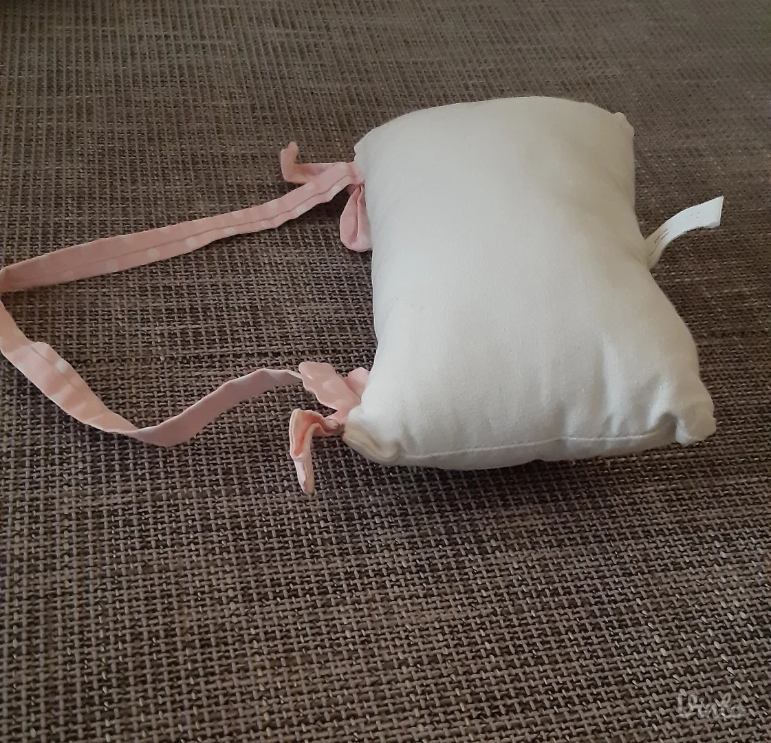 Dekorativni jastučić za kačenje – za dečiju sobu ili vrata.