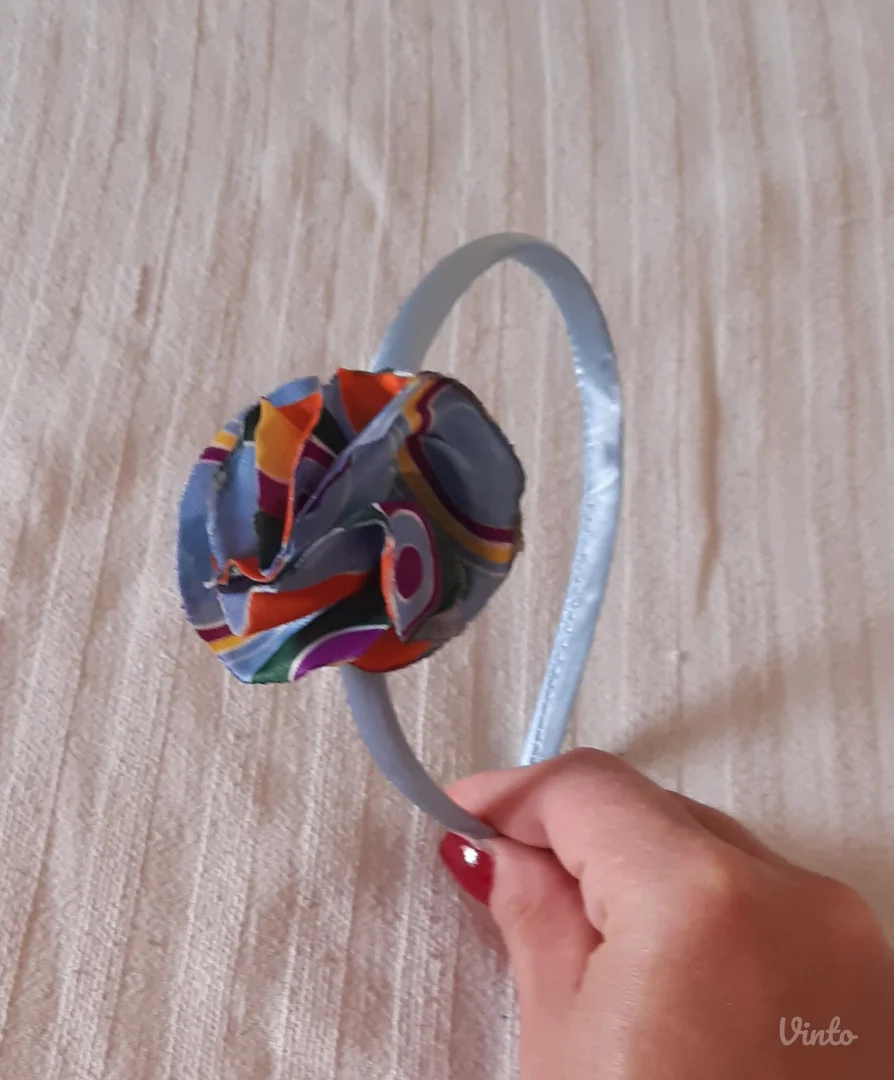 rajf za kosu sa dekorativnim cvetom