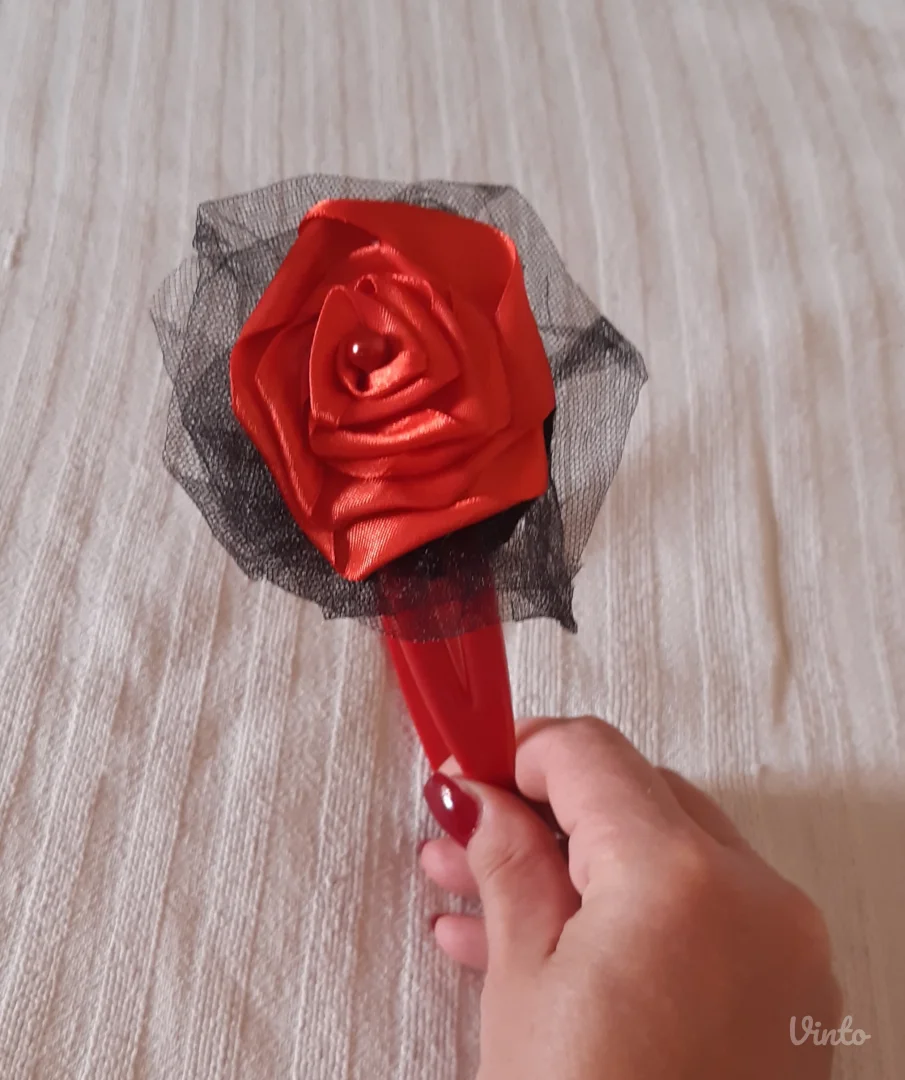 Crvena dvostruka traka/rajf za kosu sa ručno rađenim ukrasom